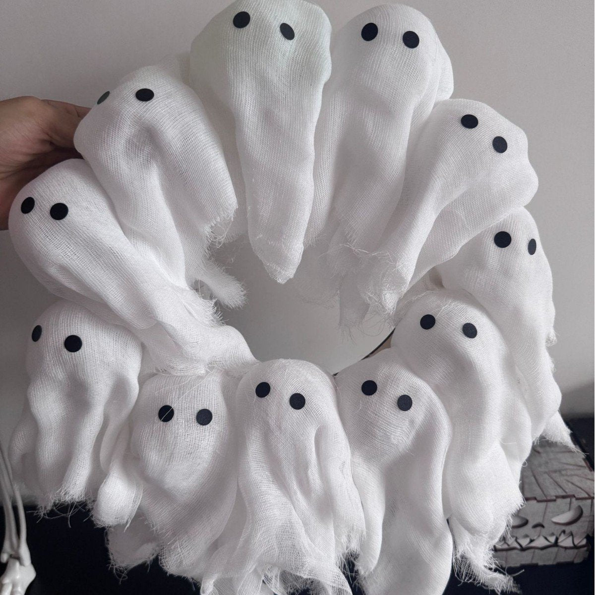 👁️Light-Up Ghost Crew Wreath 👻 Trick-or-Treat Favorite – Going Fast!